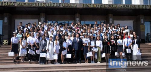 Владислав Ховалыг провел «Разговор о важном» с выпускниками-медалистами школ Тувы