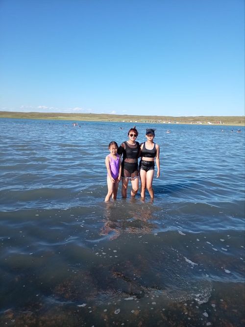 Семья погибшего героя СВО проводит отдых на берегу Дус-Холя