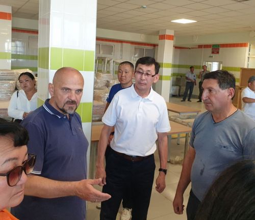 Чаа школага өөреникчилер үе-шаанда парта артынга олуруптар