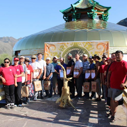 В Чаа-Холе прошел первый конкурс скульптур из корня дерева «Алдын дазыл»