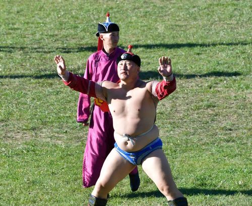 Глава Тувы Владислав Ховалыг поздравил Чаан мөге Тувы Сайын-Белека Тюлюша с 40-летием