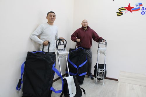 Два ветерана СВО получили снаряжение и экипировку по следж-хоккею