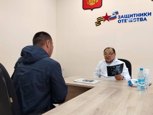 Врач травматолог Вячеслав Ондар провел бесплатные консультации участникам СВО