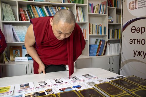 Национал школа хөгжүдер институттуң аалчызы – Шакья Лама