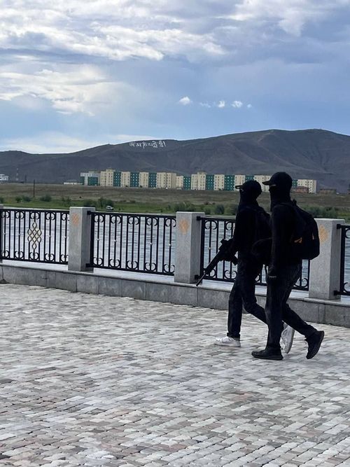 Двух жителей Тувы привлекли к ответственности за прогулку по набережной в балаклавах с игрушечным автоматом