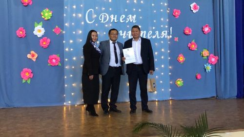 Активисты «Единой России» поздравили учителей лицея № 16 с Днём учителя