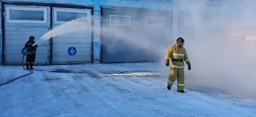 Смыли сажу и копоть: Пожарные проводили коллегу на пенсию в 30-градусный мороз