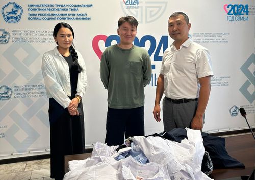 Семья Монгушей внесла свой вклад в благотворительную акцию «Помоги собраться в школу»