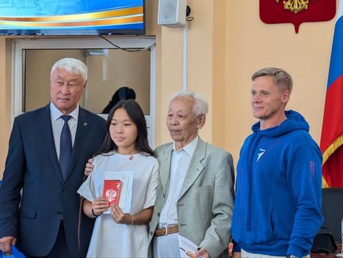 Депутаты Верховного Хурала вручили юным жителям Тувы первые паспорта