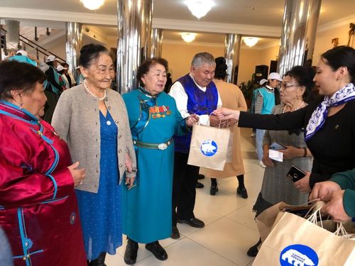 Сотрудники регионального исполнительного комитета Партии «Единая Россия» поздравили с праздником ветеранов