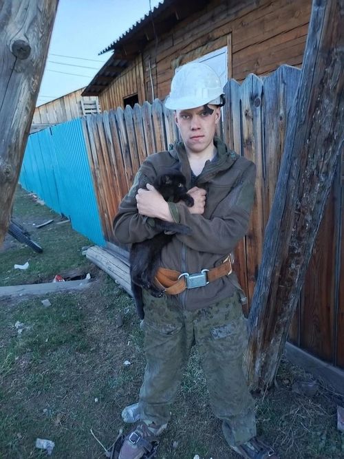 Герои выходного дня. Энергетики восстановили электроснабжение и спасли котенка