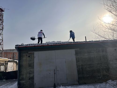 Молодогвардейцы Тувы помогли семье участника СВО с уборкой снега