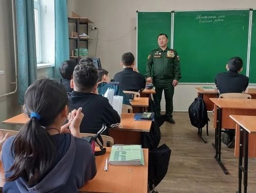 Совет Эвилелиниң Маадырның уйнуу лицейжилер-биле ужурашкан