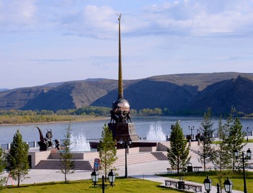 Глава Тувы поздравил заслуженных и почётных деятелей республики с днем рождения