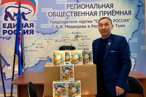 Депутаты Тувы передали новогодние подарки школьникам из многодетных семей