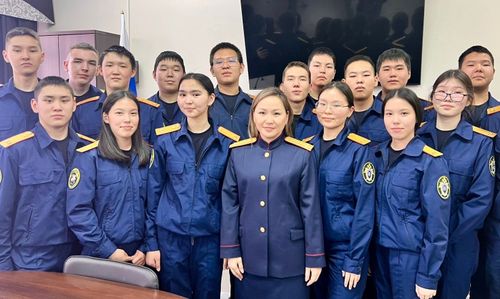 В Туве сотрудник следственного управления встретилась с кадетами профильного класса