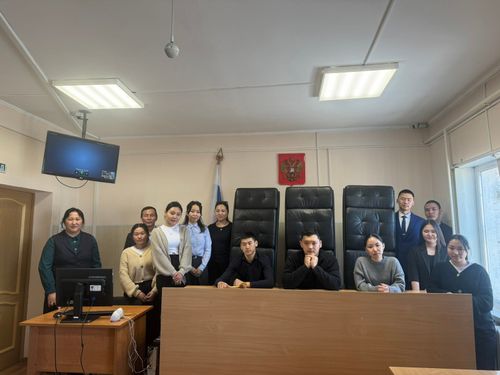 В Овюрском районном суде организовали экскурсию для местных выпускников