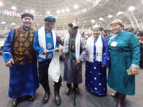 Тюлюштерниң «аарыкчы» өг-бүлези национал хевин бүрүнү-биле кеткен