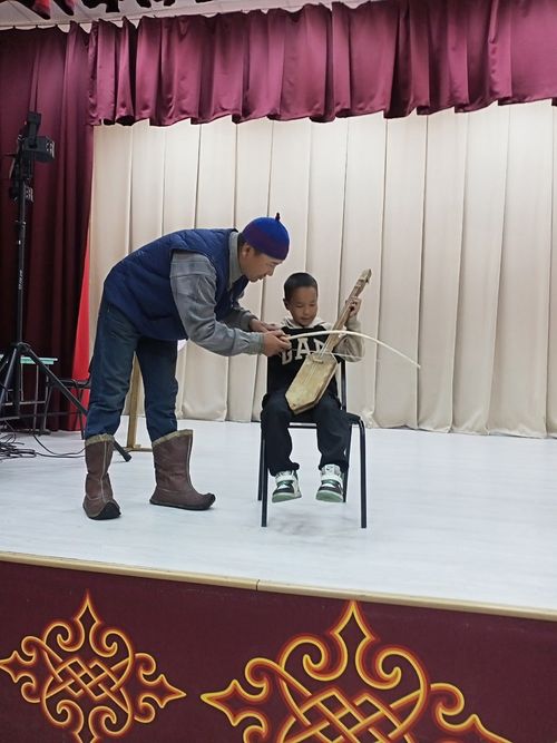 В Доме культуры Каа-Хемского района стартовали занятия по игре на национальных инструментах