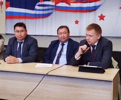 Руководитель «Россети Сибирь Тываэнерго» Антон Лукин рассказал жителям СНТ о работе по модернизации электросетей Вавилинского затона