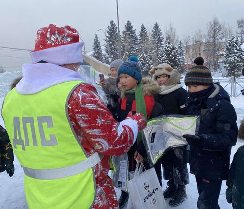 Полицейские Дед Мороз и Снегурочка раздали сладкие подарки юным жителям столицы