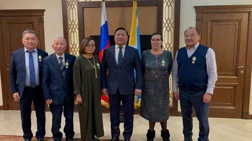 Тувинцев, живущих в Москве, глава Тувы наградил медалями в честь 100-летия ТНР