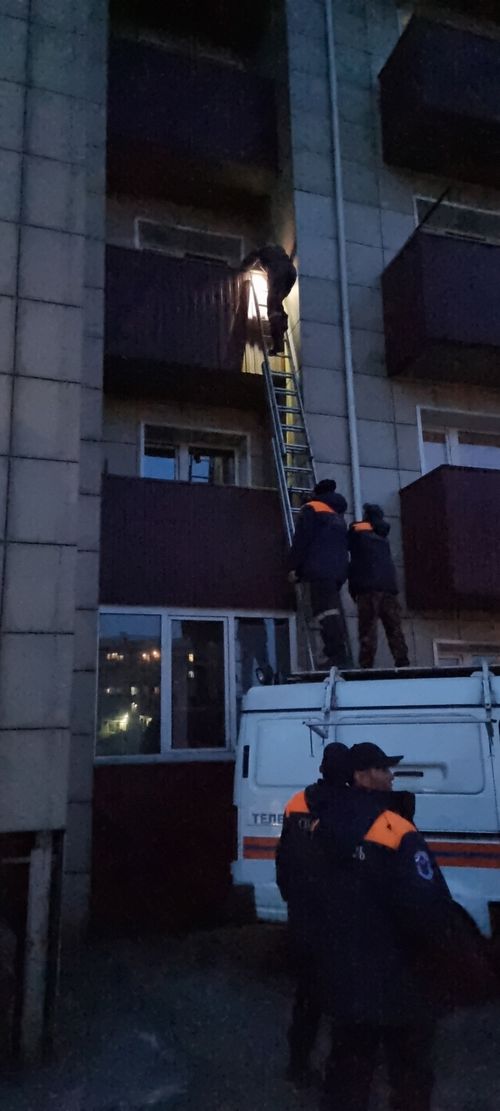 Спасатели помогли жительнице Кызыла попасть в квартиру к пожилой матери