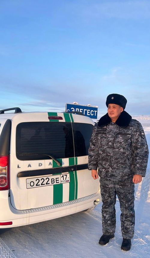 В Туве судебный пристав спас девочку, выпавшую из окна