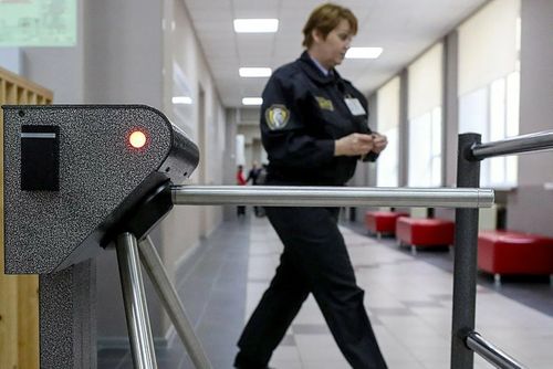 Охранников школ будут готовить к отражению вооруженного нападения