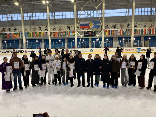 Лучших студентов Тувы наградили на льду в необычном празднике