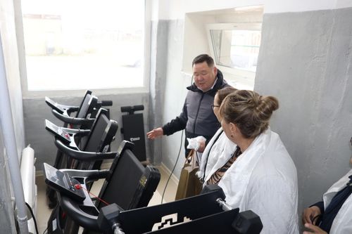 В Тандынской ЦКБ открылся спортивный зал для юных борцов