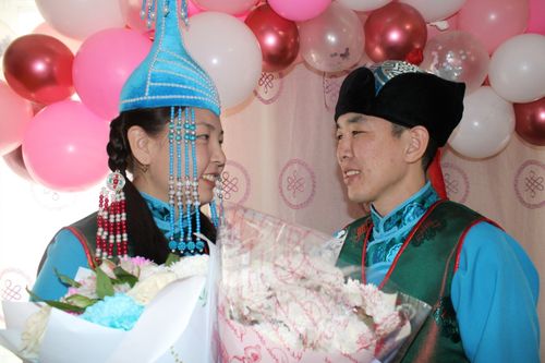 Чеди-Хөлден аныяктар тыва езу-биле бадылашкан