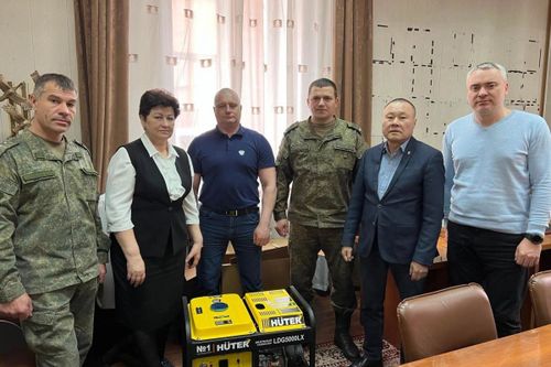 Члены фракции «Единая Россия», депутаты Хурала представителей г. Кызыла вручили военнослужащим дизельный генератор