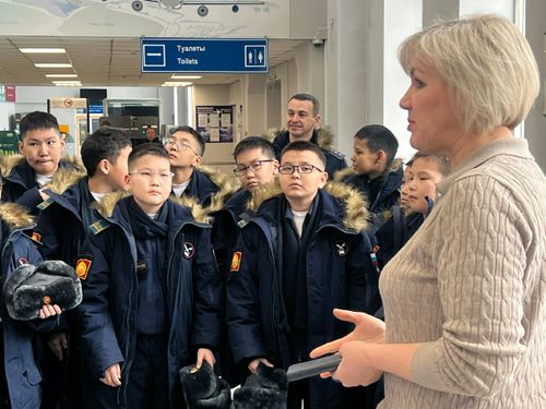К 80-летию гражданской авиации Тувы для кадет провели экскурсию