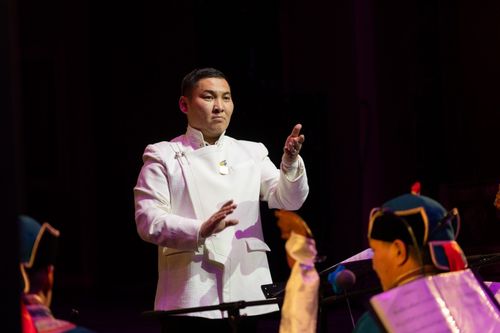 Дирижер Эртине Тумат удостоен почетного звания «Народный хоомейжи»