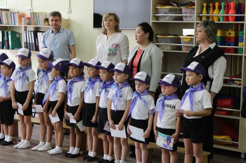 «Орлята» из Тувы шлют тепло в поддержку бойцов СВО: детские рисунки отправят на передовую