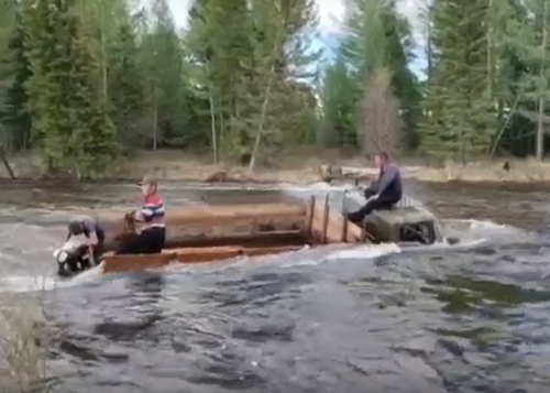 В Туве спасли 4 человек, застрявших на машине в середине реки