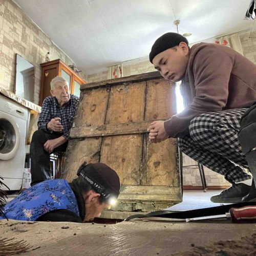 Волонтеры Тувы помогли ветерану Великой Отечественной войны по хозяйству