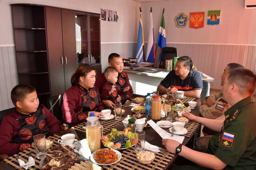 Глава Тувы встретился с участником спецоперации Айдысом Самдараком в Чаа-Хольском районе