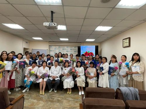 Медики Тувы получили награды в преддверии профессионального праздника