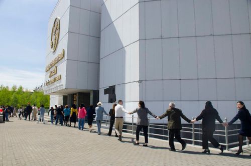 Посетители «обняли» Национальный музей Тувы в честь его 95-летия