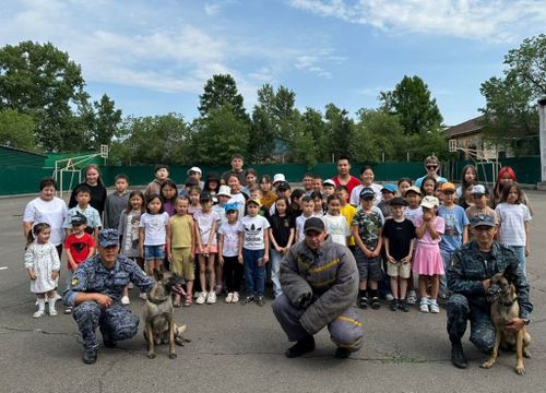 Сотрудники кинологической службы продемонстрировали школьникам служебные навыки собак