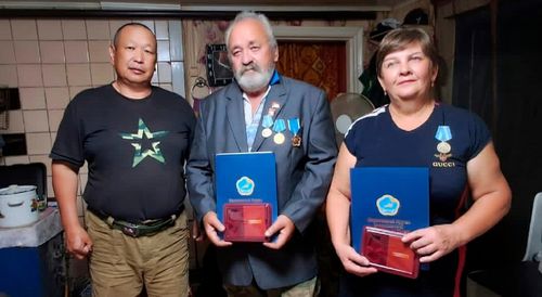 Дайынчыларның фронтучу ада-иезинге медальдарны тывыскан