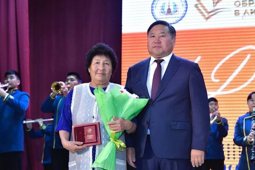 Глава Тувы поздравил с народным праздником – Днем учителя