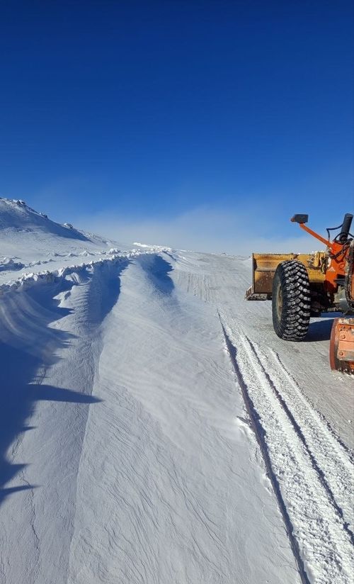 Дорожники Тувы продолжают расчистку дорог