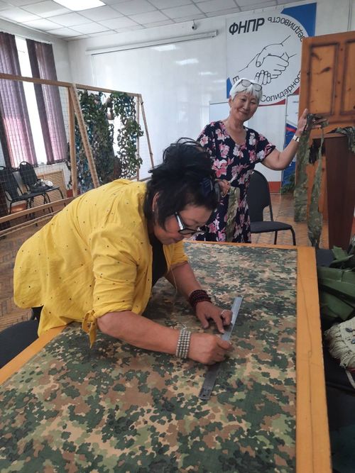 Женщины Тувы плетут маскировочные сети для бойцов, участвующих в СВО