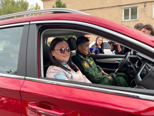 В Туве ветераны СВО получили адаптивную одежду и автомобиль с ручным управлением