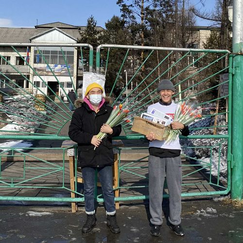 Волонтеры Тувы раздали тюльпаны жительницам республики