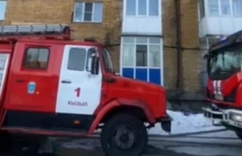 В Туве пожарные спасли двух человек из горящего пятиэтажного дома: еще семь человек эвакуированы