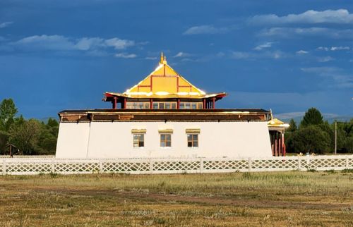 Новый храм «Устуу-Хурээ» с золотой крышей